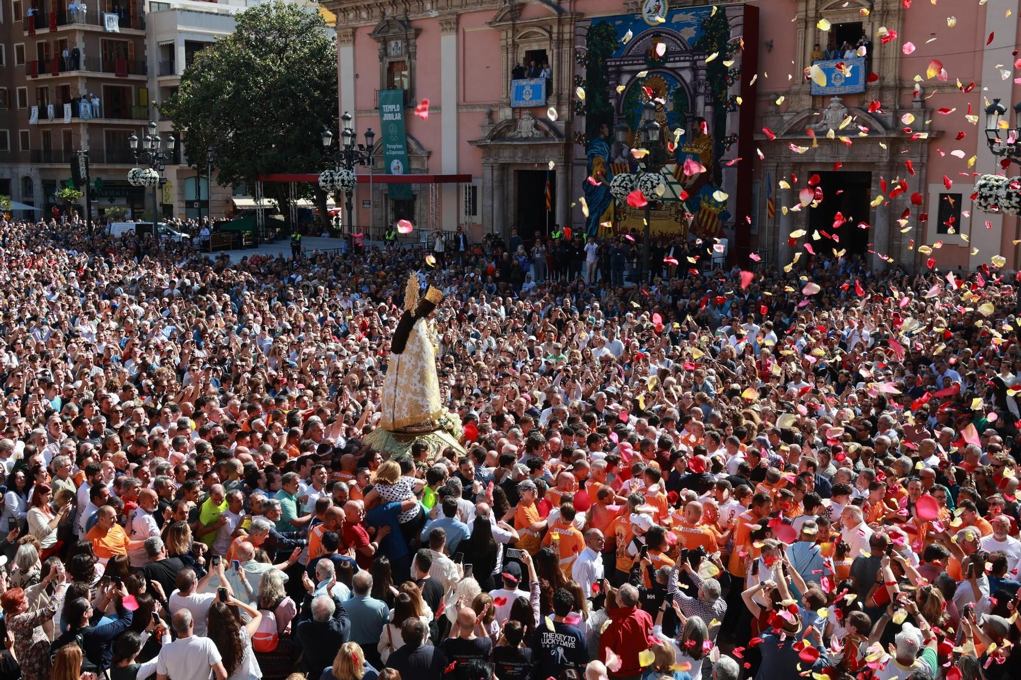 FOTOGALERÍA | Una multitud arropa a la Virgen de los Desamparados en su traslado a la Catedral