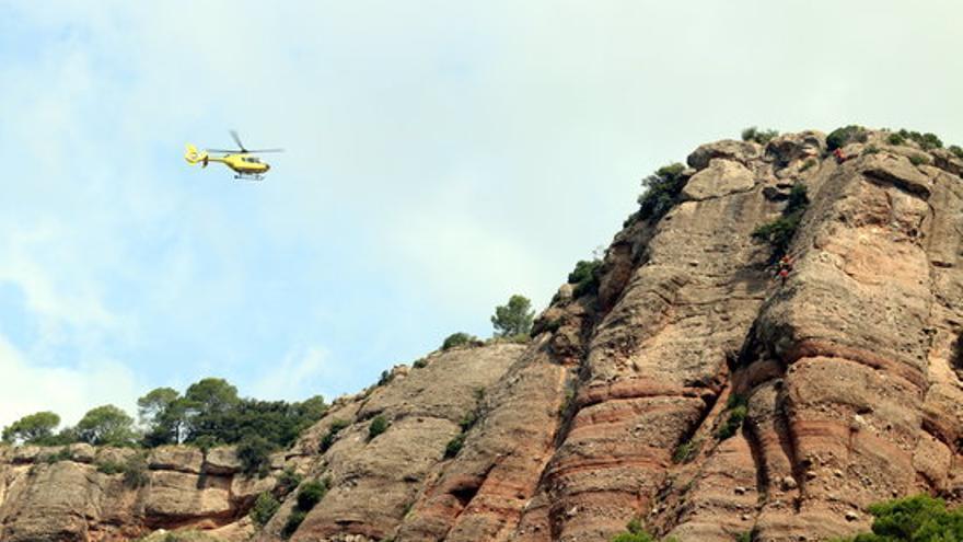 Els Bombers salven un banyista atrapat entre les roques a Cadaqués