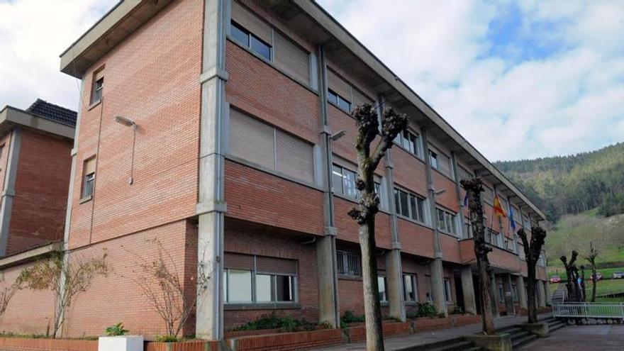 Las familias del colegio de Trubia urgen a la Consejería de Educación a cubrir la plaza vacante en la cocina
