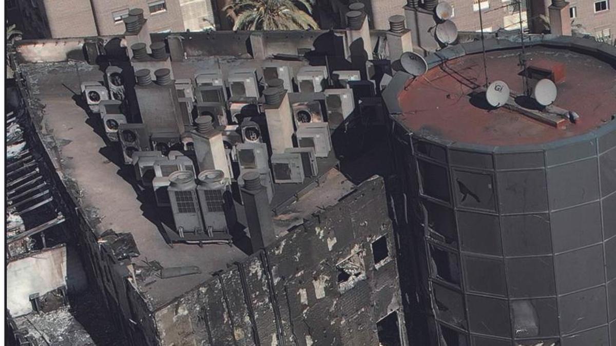 Vista aérea de la afectación de la cubierta del edificio de Campanar tras el incendio.