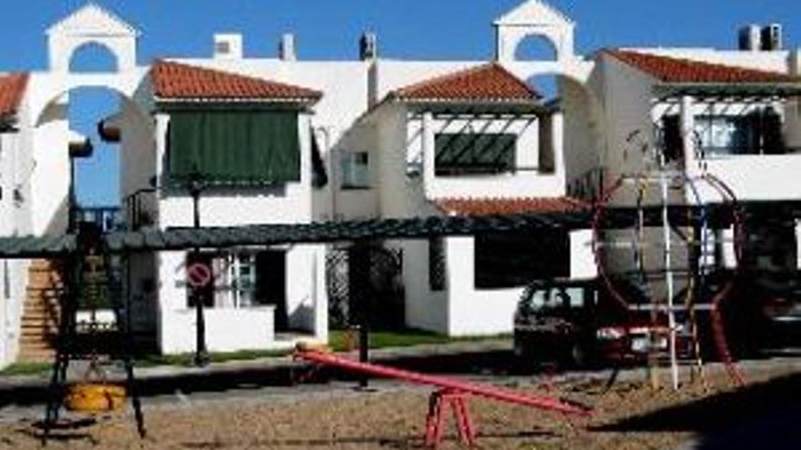 La Junta multa con 446.800  a Golf Guadiana por no hacer el apartahotel