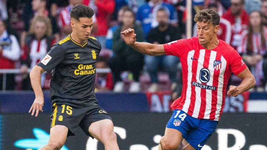 Mika Mármol, presionado por Marcos Llorente durante el partido entre el Atlético de Madrid y la UD Las Palmas. | |