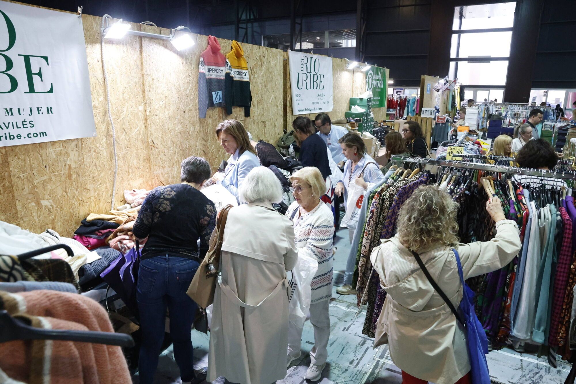 EN IMÁGENES: La Feria de Stocks regresa a Gijón con más expositores que nunca: "Es un gran escaparate para los comercios locales"