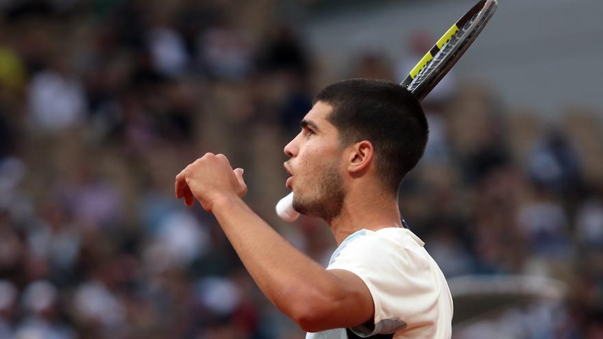 Alcaraz debuta por la puerta grande en Roland Garros al conseguir su primera victoria