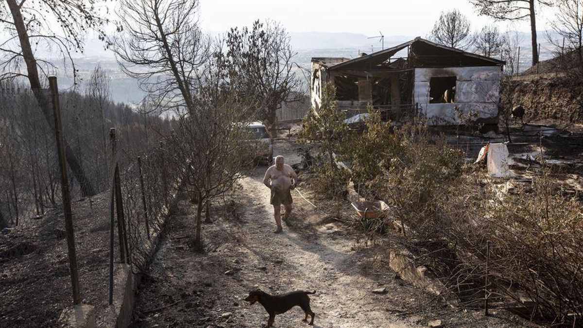 Los vecinos del Bages en las ruinas de la urbanización diezmada por el incendio.