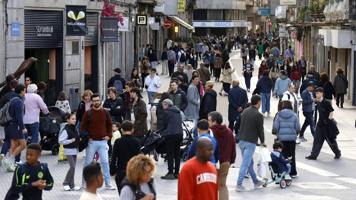 Gente por el centro de Pontevedra.