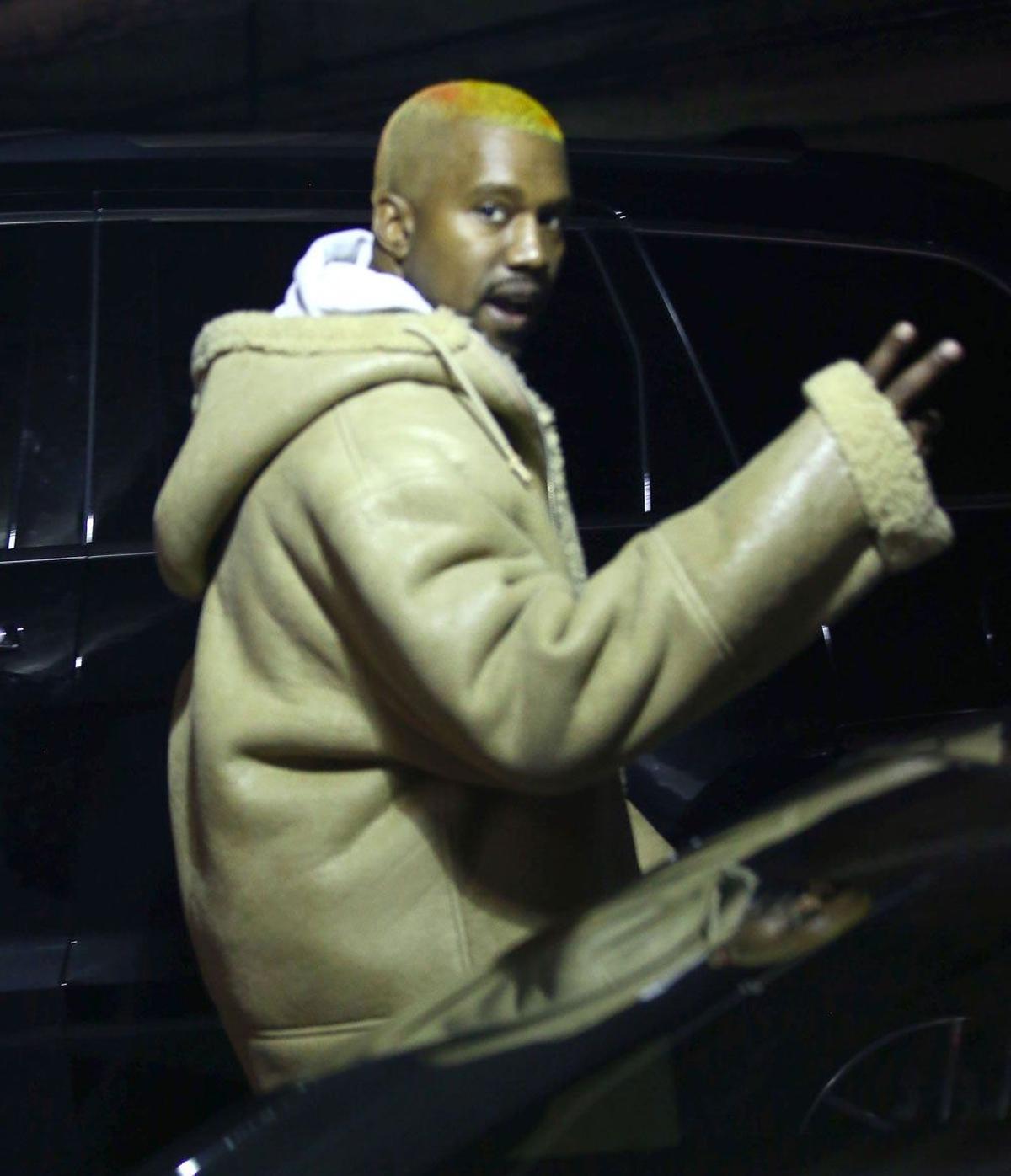 Kanye West con el pelo amarillo y rosa
