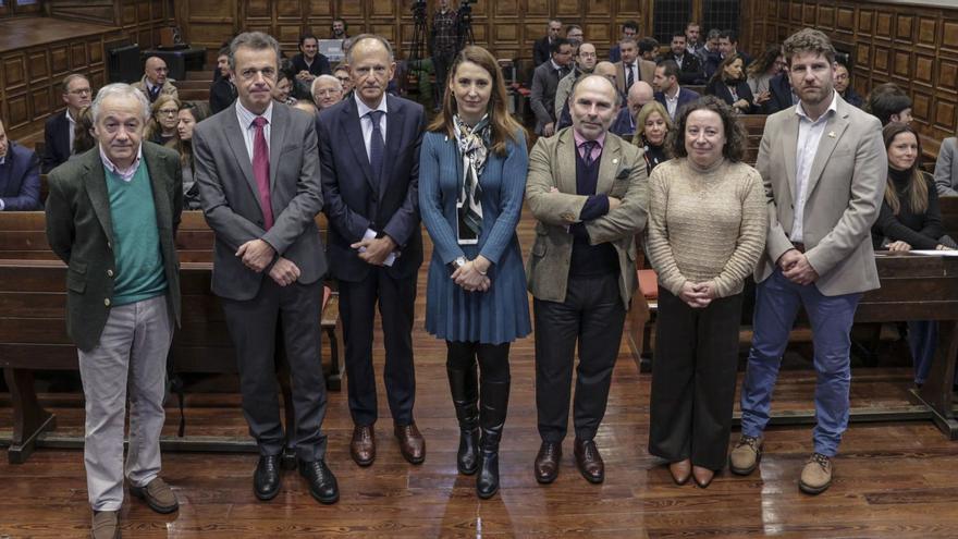 Antonio Bahamonde, catedrático de Inteligencia Artificial; Jaime Fernández Cuesta, del Idepa; Javier Sáenz de Jubera, presidente de Total; la directora de Universidad, Cristina González; el rector, Ignacio Villaverde; la vicerrectora Begoña Cueto, y el director de cátedras, Jorge García, en el encuentro de ayer. | I. Collín