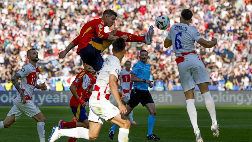 Morata en una acción durante el encuentro contra Croacia