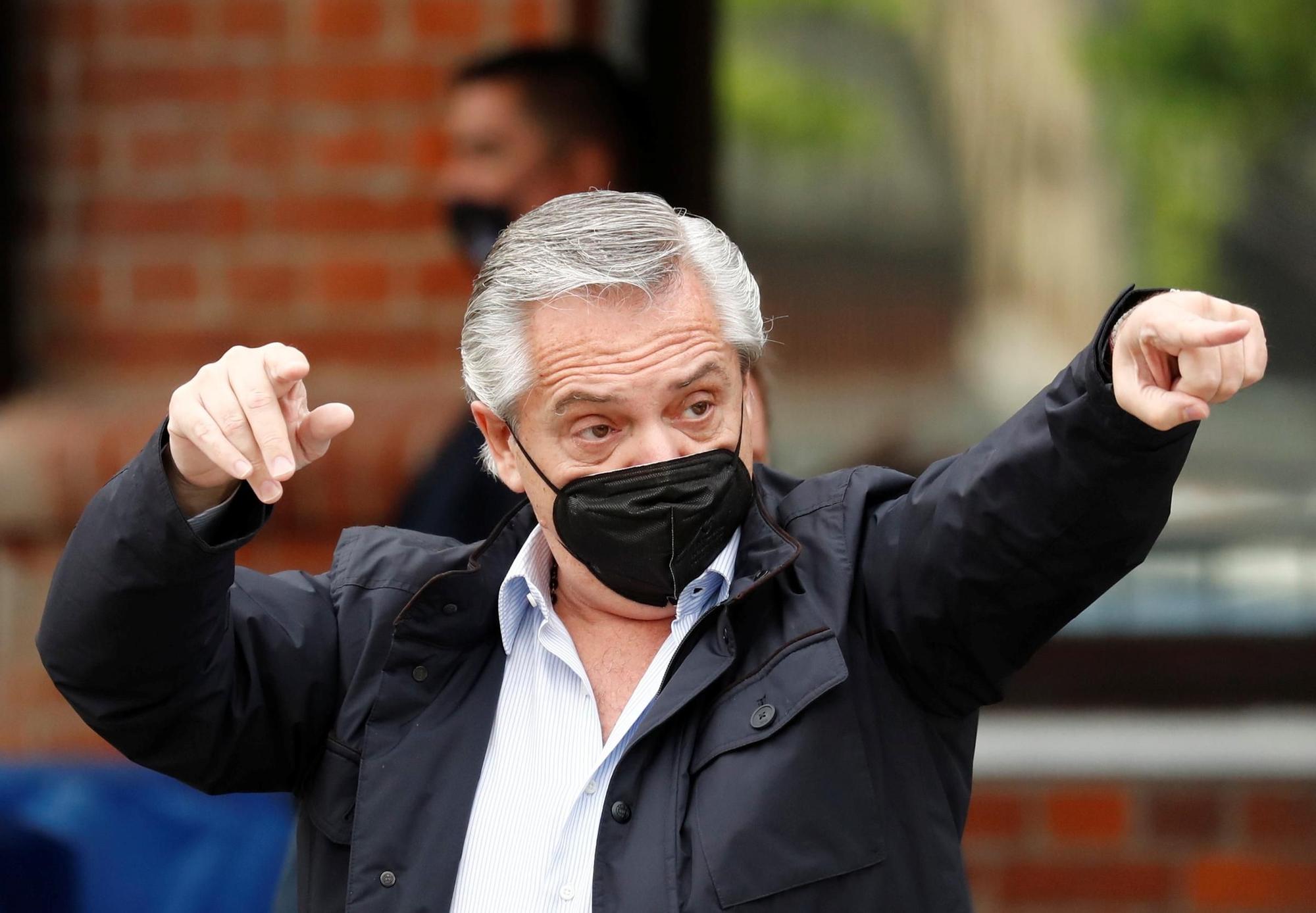 El presidente argentino, el peronista Alberto Fernández, tras depositar su voto este domingo.