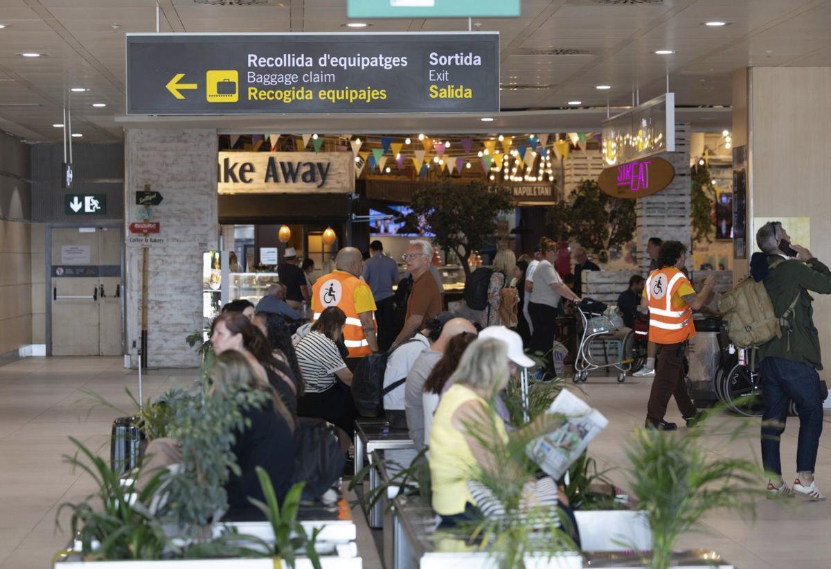 Turistas en el interior de la terminal de es Codolar, el pasado mes de septiembre. | VICENT MARÍ