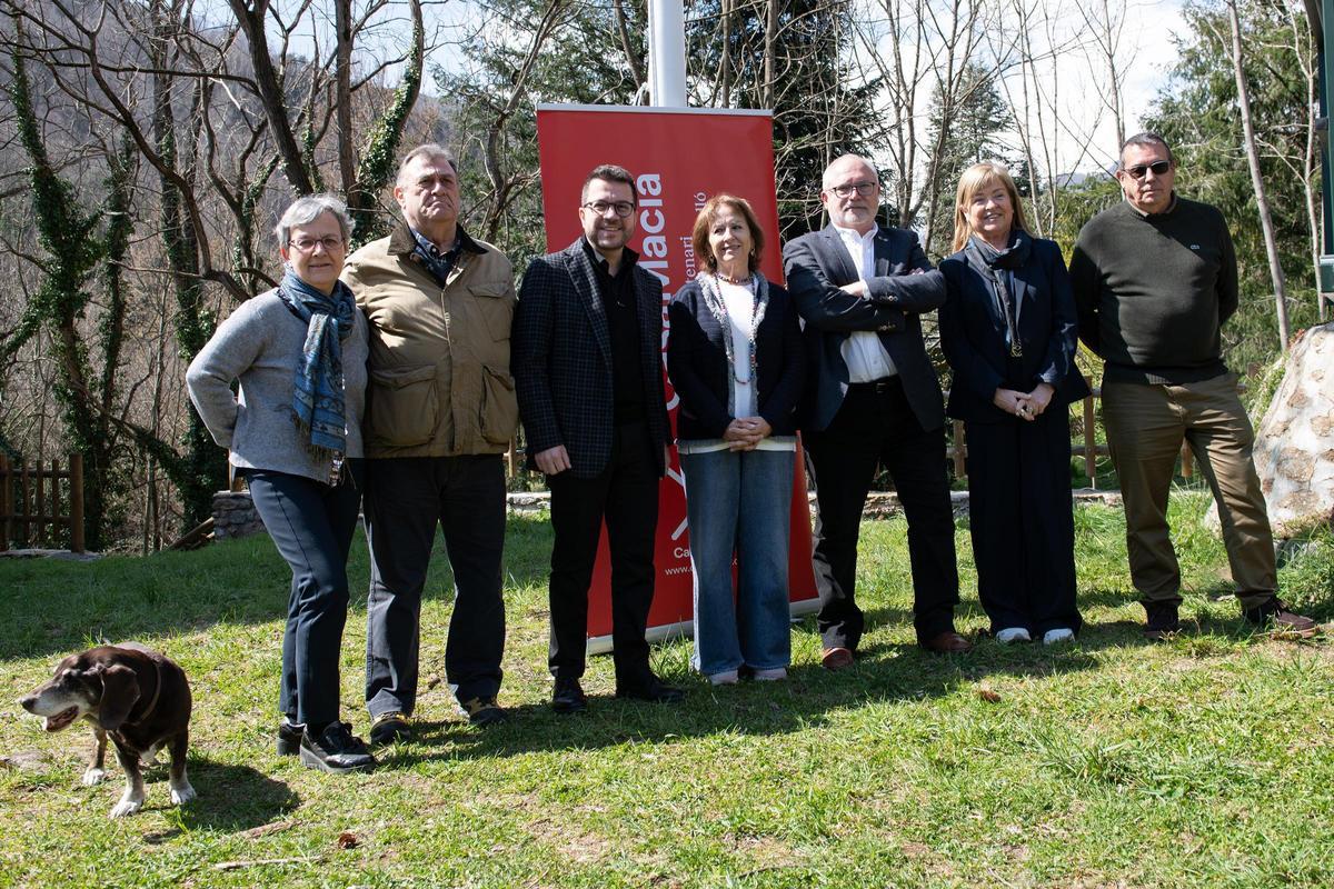 El exconseller de Cultura de la Generalitat, Lluís Puig (3d), y el expresidente de la Generalitat de Cataluña, Pere Aragonès (3i), durante la presentación del Centenari del Fets de Prats de Molló y de la Fundació Casa Francesc Macià