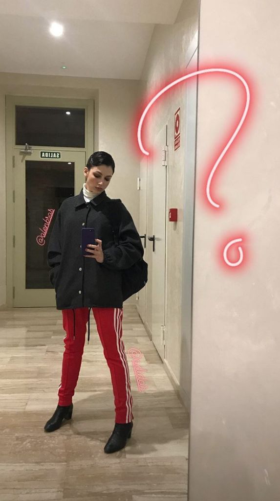 Úrsula Corberó con pantalón de chándal y botines de tacón