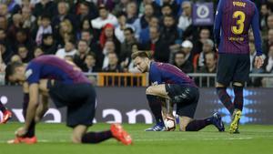 marcosl47200434 barcelona midfielder ivan rakitic  center  holds the ball du190304154602