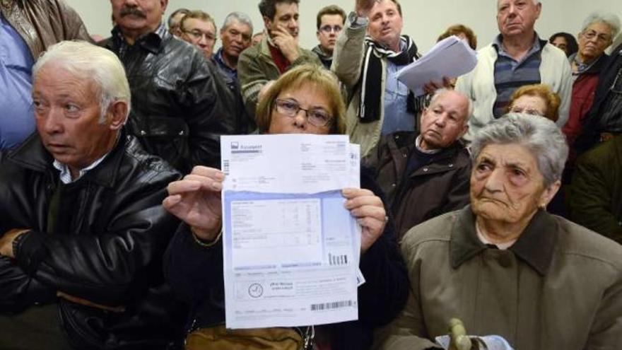 Los vecinos protestan contra el suministro de agua con arsénico en un pleno del Concello de Punxín.