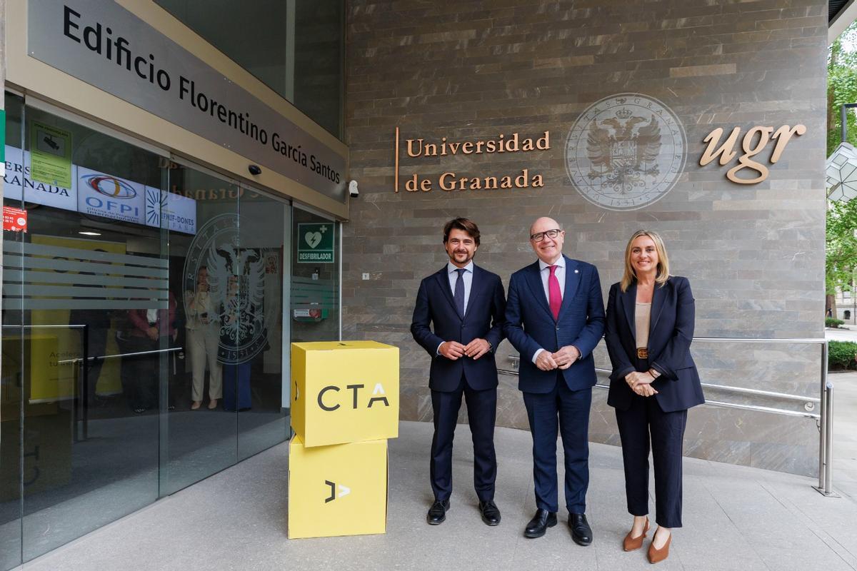 De izquierda a derecha, Beltrán Pérez, presidente de CTA; Pedro Mercado, rector de la Universidad de Granada y Marifrán Carazo, alcaldesa de Granada.