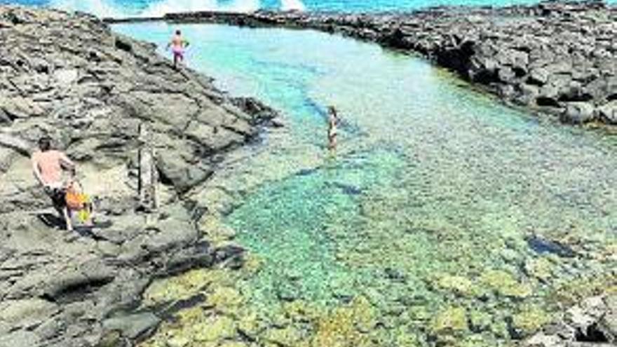 Tenerife. Charco de los Ruises Desde el casco de Buenavista a partir de la carretera del Faro por el Camino de las Ánimas, se llega a una explanada en la costa y a través de una vereda costera al charco de los Ruises.