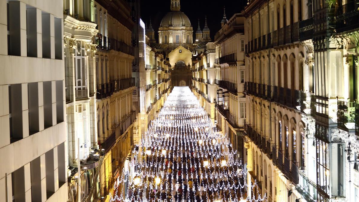 Aspecto que ofrece la calle Alfonso con la iluminación navideña instalada en años anteriores.