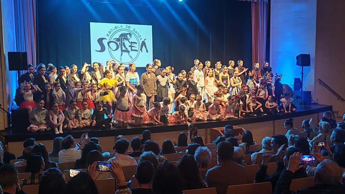 "Foto de familia" de los participantes.