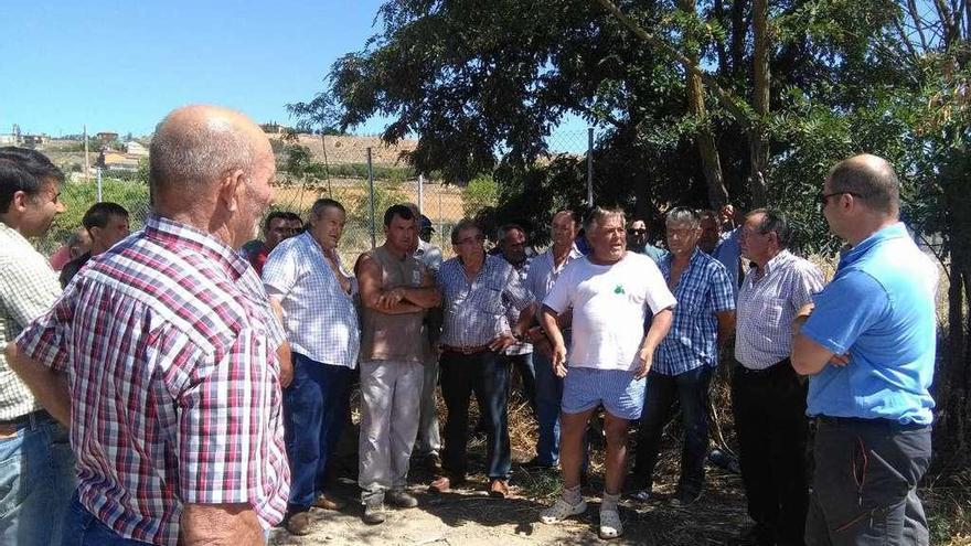 Agricultores analizan con un trabajador de la CHD la situación actual del canal de San José.