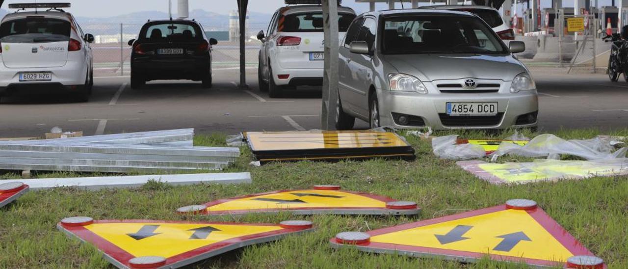 Placas provisionales preparadas para su colocación en el área de servicio del peaje de Faura, ayer.