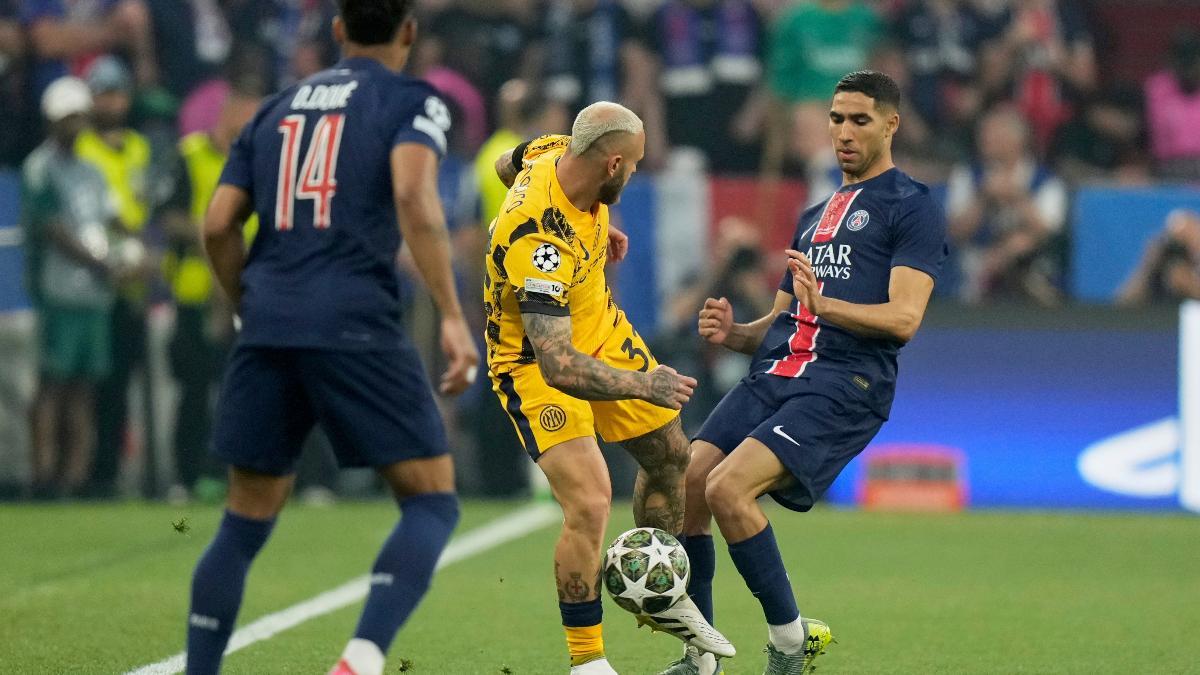 Achraf Hakimi pelea por un balón con Federico Dimarco