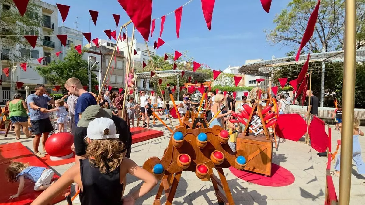 Acrobacias, magia y clown toman Vinaròs de la mano de arriscARTE