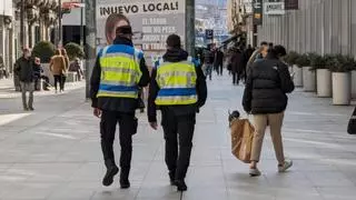 Tres detenidos por apuñalar a un hombre de madrugada frente a un pub del Orzán, en A Coruña, y un cuarto por resistirse a la Policía