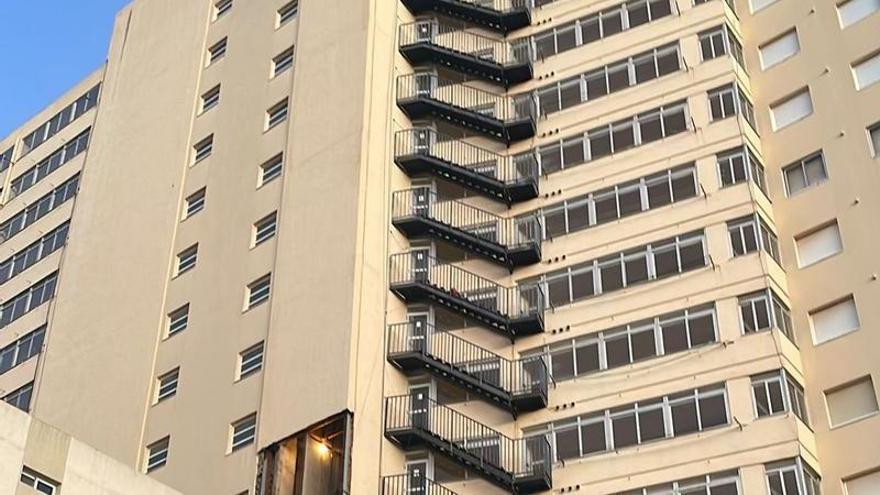 Desalojan a 30 vecinos de tres edificios de Bellreguard tras caer parte de una fachada por el fuerte viento