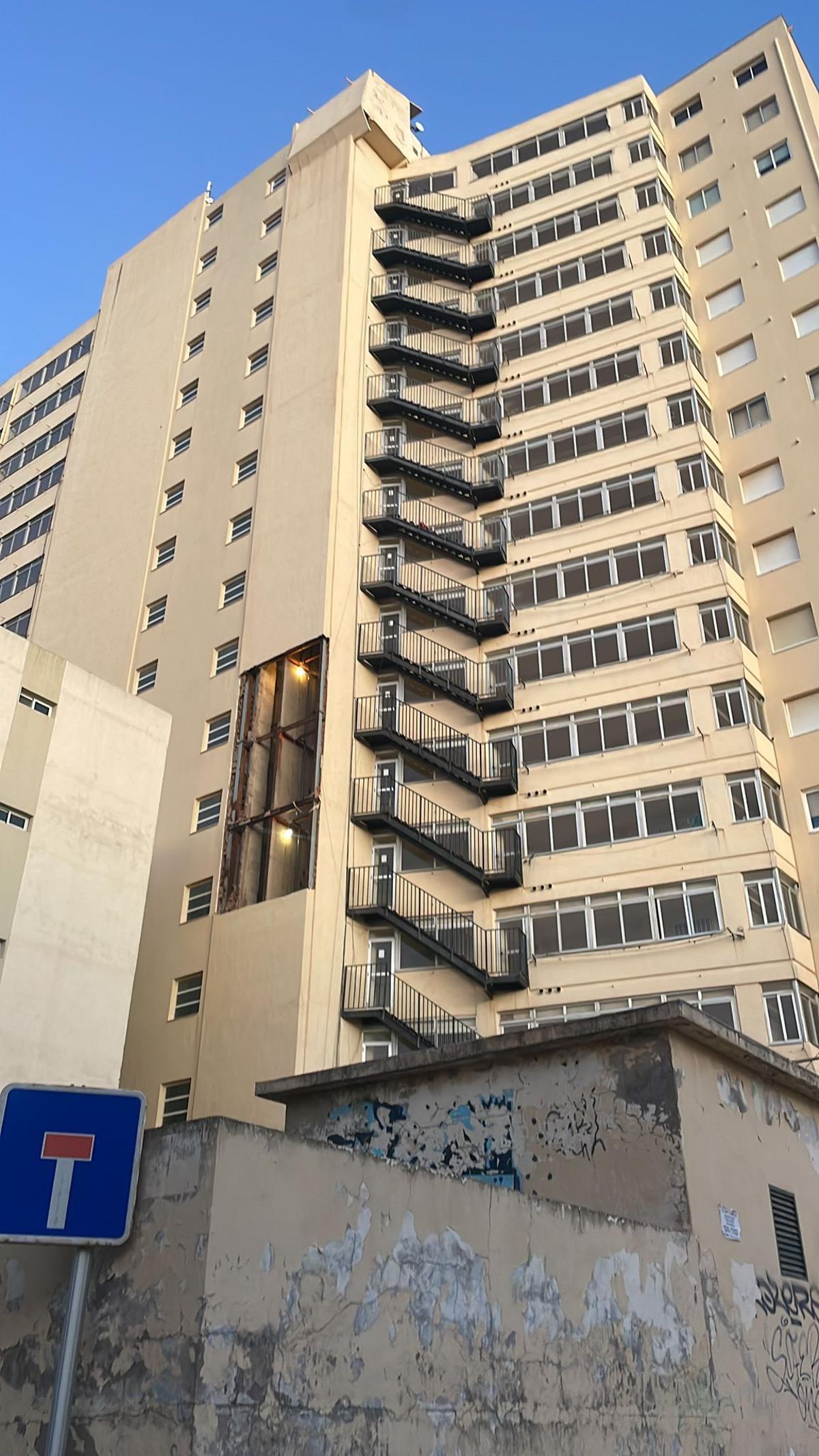 Parte de la fachada de un edificio de Bellreguard cayó por las fuertes rachas de viento