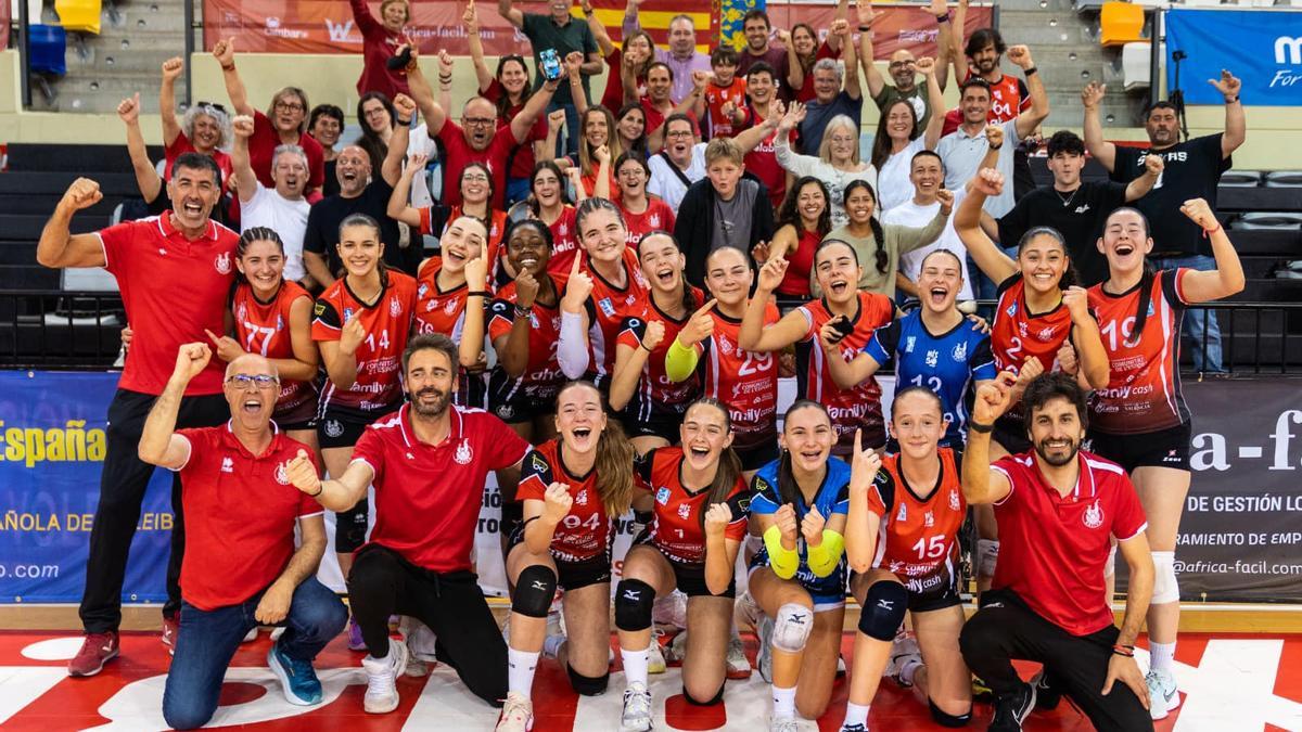 El cadete del Club de Voleibol de Xàtiva celebra el triunfo.