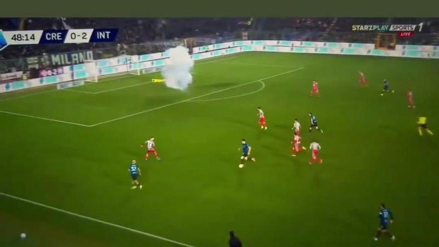 ¡Así se ha vivido el momento en el que los ultras del Inter le han tirado un petardo al portero del Cremonese!