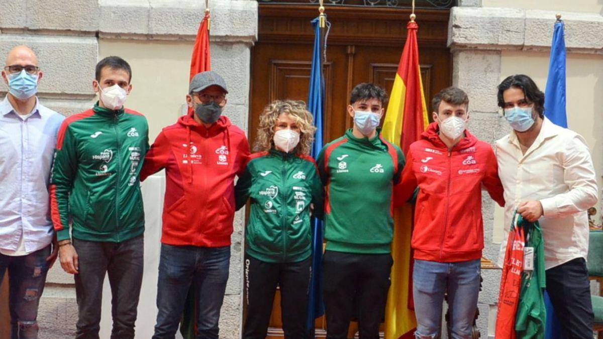 Iván García, Francisco Díaz, Francisco Martínez, Mercedes Bueres, Eduardo Llano, Alejandro Onís y Enrique Riestra, ayer, durante el acto que tuvo lugar en el Consistorio.