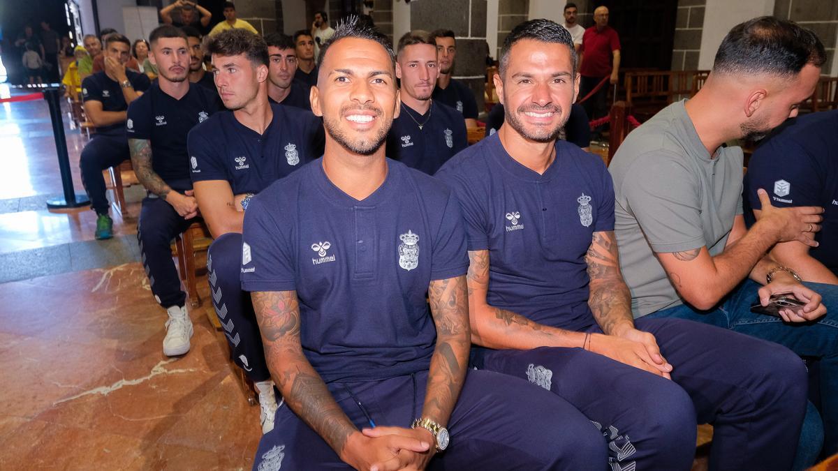 Viera y Vitolo, en la Basílica de Teror. Detrás, Álex Domínguez y Elejalde.