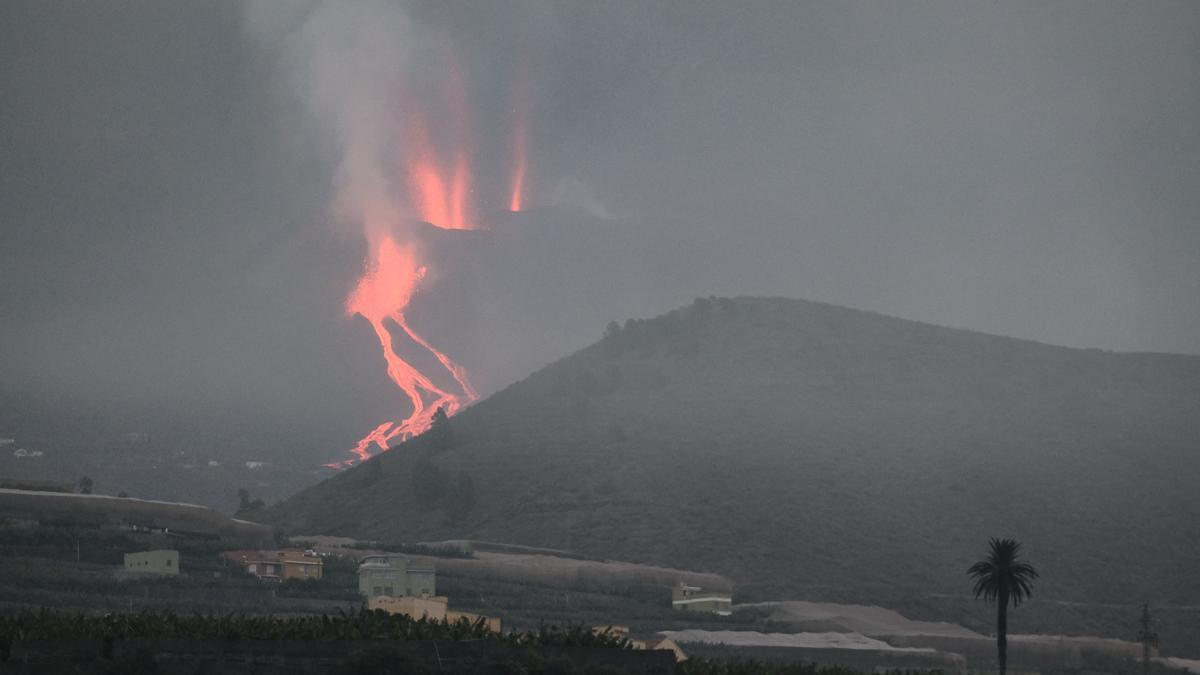 Vista de los ríos de lava que caen del nuevo volcán, imagen tomada este martes desde Tazacorte, La Palma.
