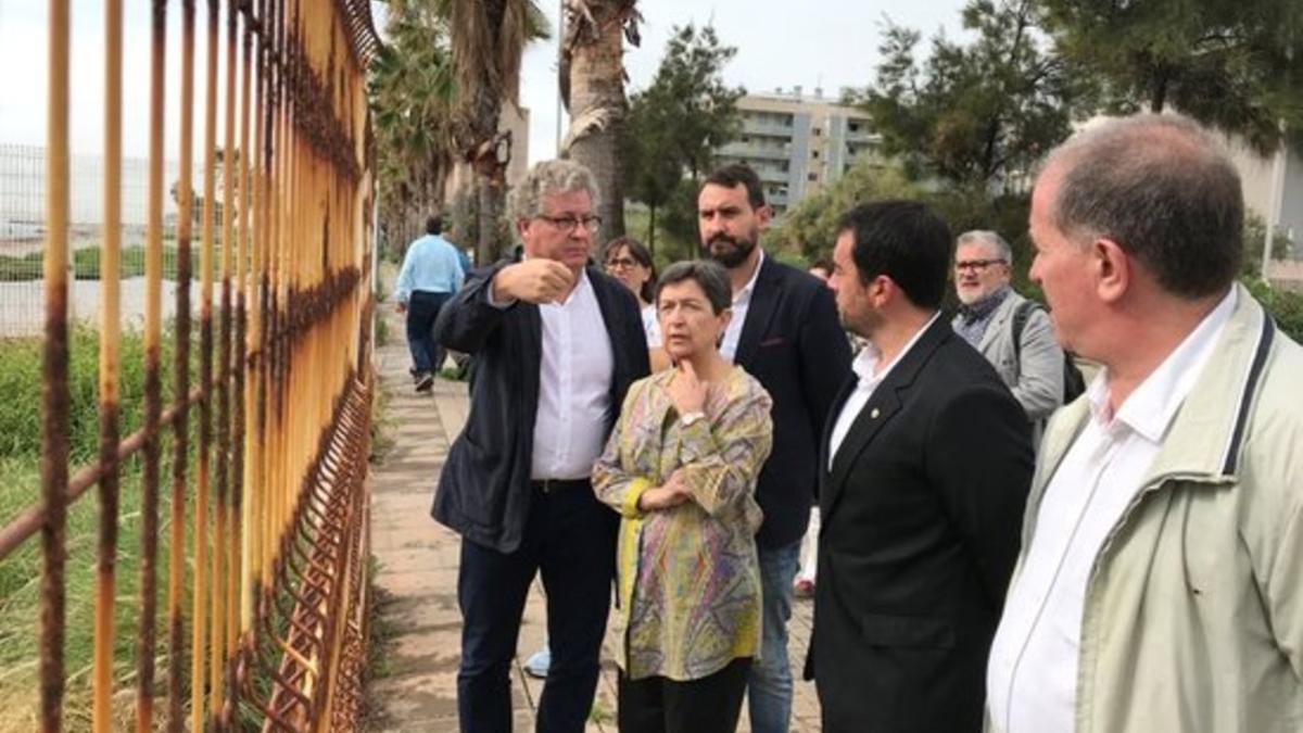 Teresa Cunillera, delegada del gobierno español en Catalunya, visita el Paseo Marítimo de Badalona con el alcalde de la ciudad Álex Pastor.
