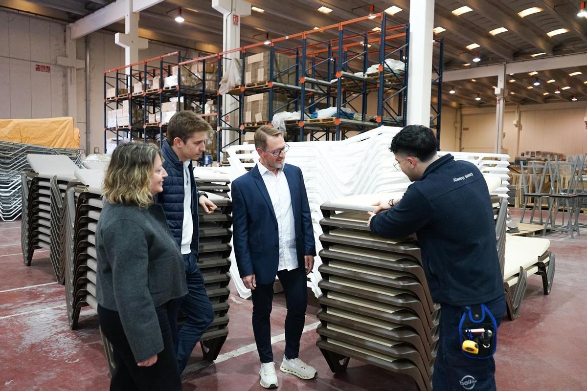 Part de l'equip directiu de Balliu amb un treballador a les instal·lacions de Caldes de Malavella