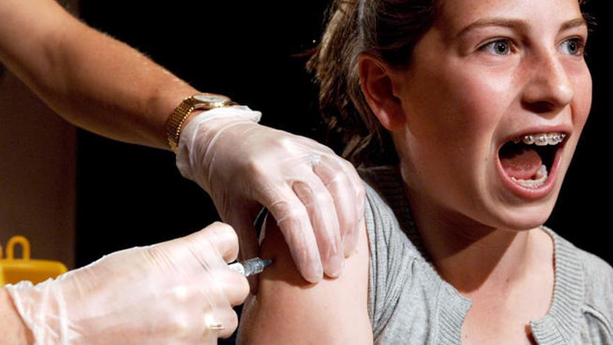 Una paciente recibe la vacuna del papiloma // MIck Tsikas