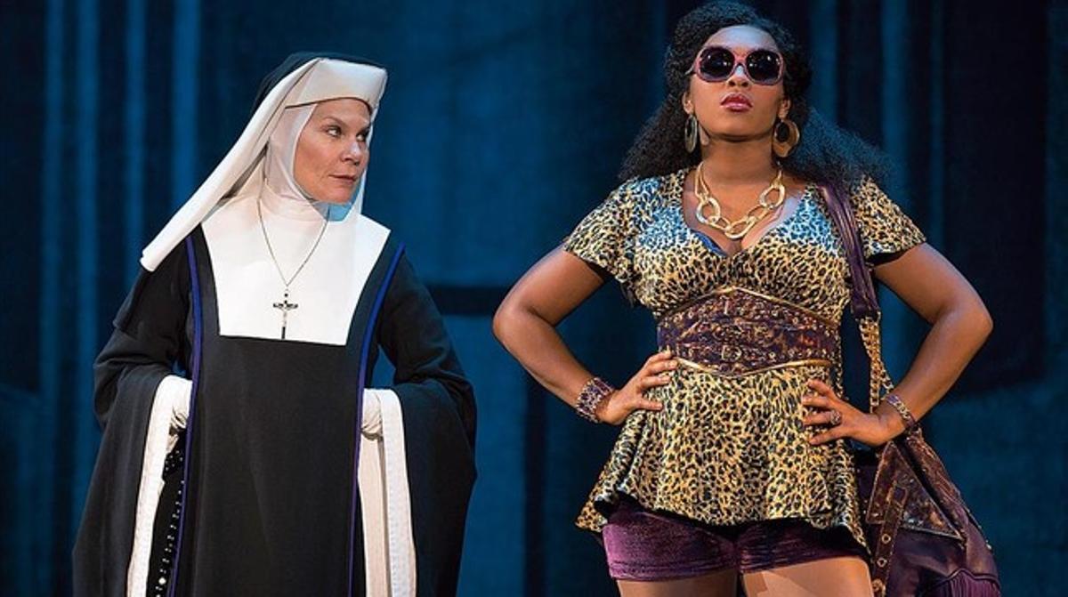 La mare superiora (Hollis Resnik) i Deloris van Cartier (Ta’Rea Campbell) de la versió americana. La mare superiora (Hollis Resnik) i Deloris van Cartier (Ta’Rea Campbell) de la versió americana.