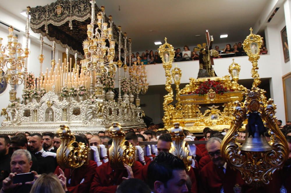 Las imágenes de la salida frustrada de la cofradía de la Misericordia, que tuvo que volverse nada más empezar su Jueves Santo a causa de la lluvia