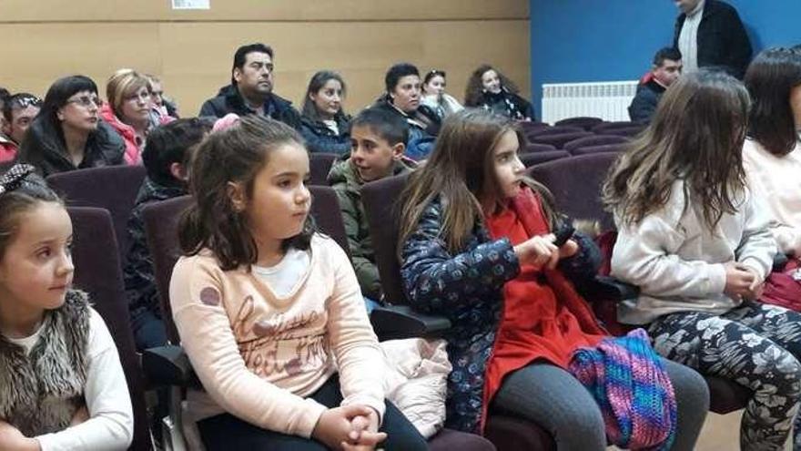 Los niños que disfrutarán del material escolar adquirido por el Ayuntamiento de Villaralbo y la Asociación Al Compás Contigo.