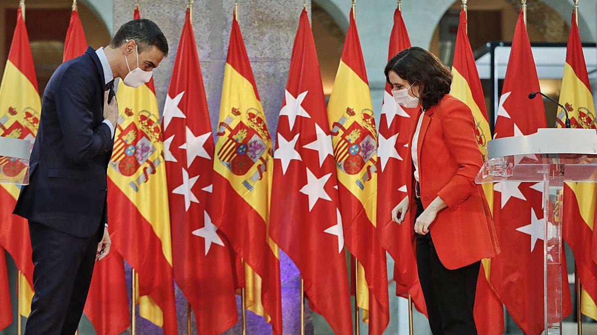 Los presidentes del Gobierno y de Madrid se saludan durante su comparecencia pública.