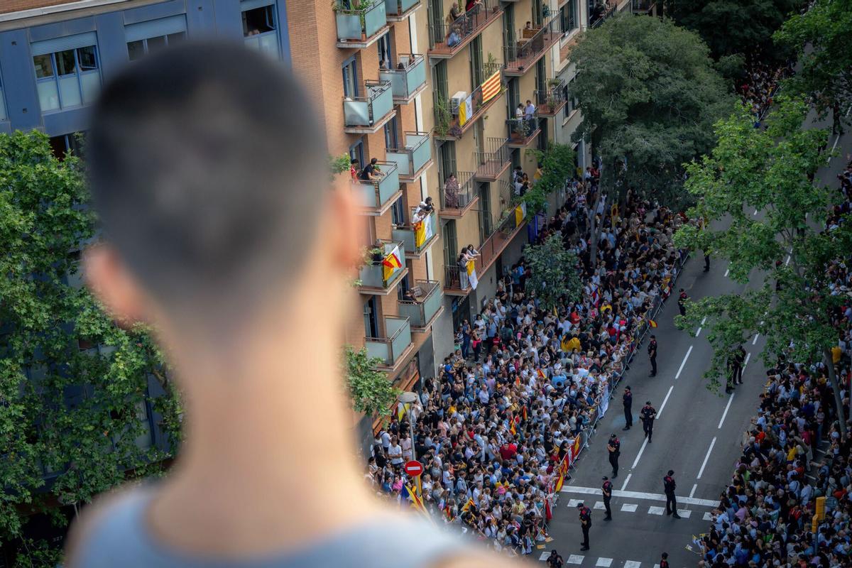 León XIV recorre el Eixample en papamóvil