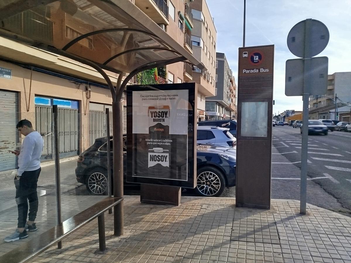 Publicidad en una marquesina de autobús