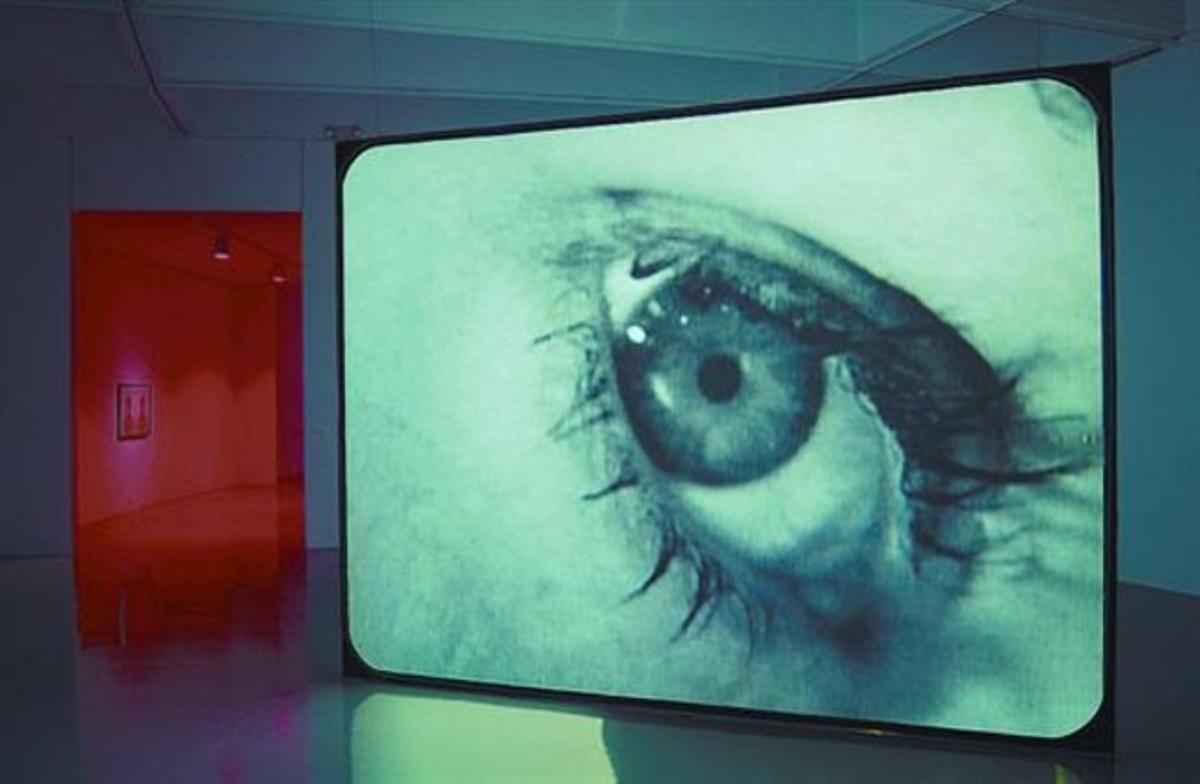 L’obra ’24 Hour Psycho’, on Douglas Gordon alenteix ’Psicosi’ i amb la qual comença ’Punt omega’.