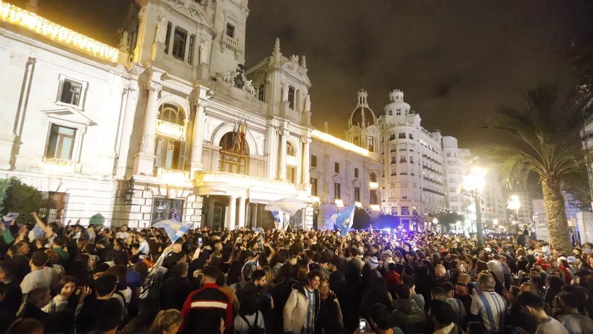 Cientos de personas se concentran en la plaza del Ayuntamiento para festejar el triunfo de Argentina