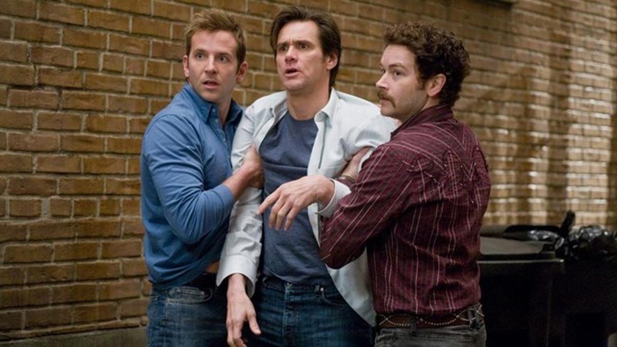 Bradley Cooper, Jim Carrey y Danny Masterson, en la película 'Di que sí'