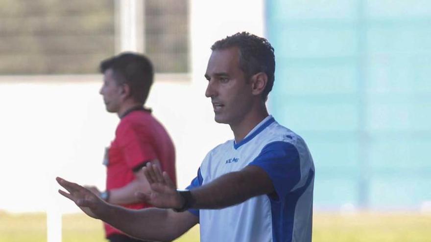 Pablo Lago, dando instrucciones en el choque del domingo.