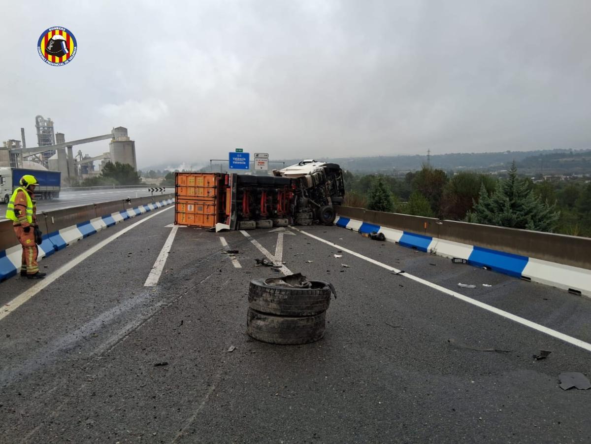 Un aparatoso accidente corta la A-3 en Buñol