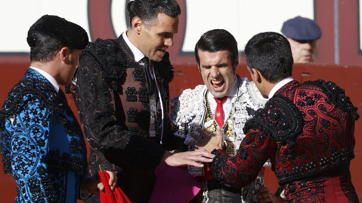 Una imagen del torero cacereño Emilio de Justo durante la cogida.